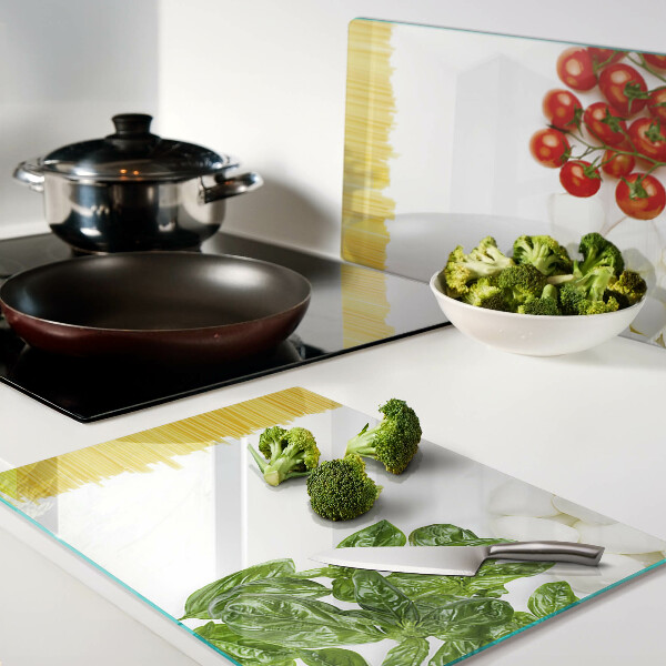 Glas Schneidebrett mit Pasta-Motiv mit Kräutern und Tomaten
