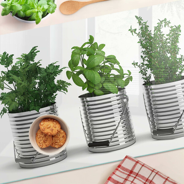 Schneidebrett Pflanzen in Metalltöpfen