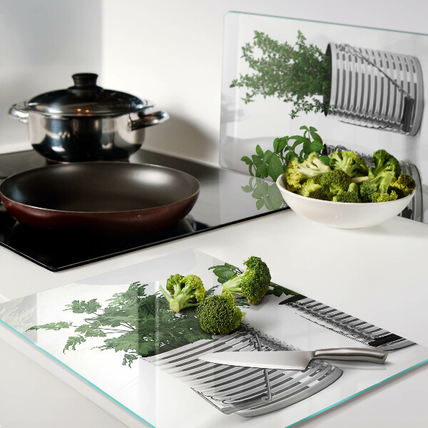 Schneidebrett mit Motiv von Pflanzen in Metalltöpfen