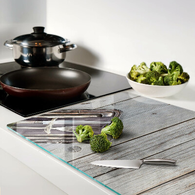 Glas Schneidebrett mit rustikalem Besteck auf Holzhintergrund