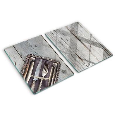 Glas Schneidebrett mit rustikalem Besteck auf Holzhintergrund