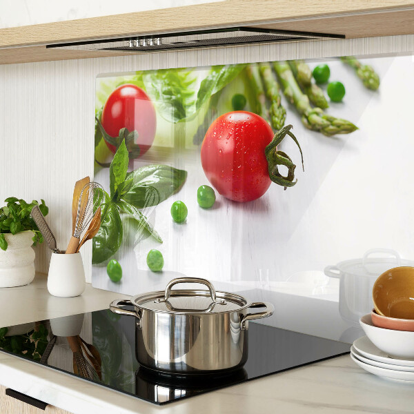 Schneidebrett Gemüse auf einer weißen Arbeitsplatte