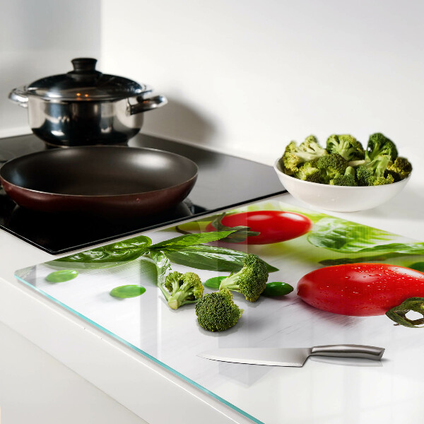 Schneidebrett Gemüse auf einer weißen Arbeitsplatte