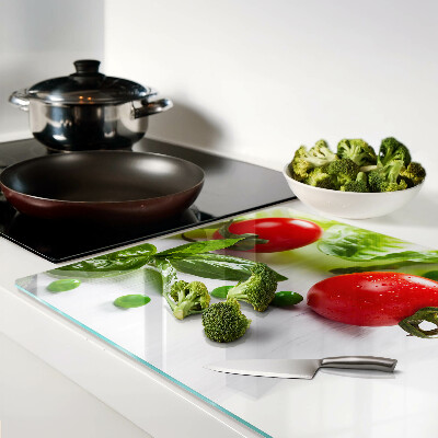 Schneidebrett mit Gemüsemuster auf weißer Arbeitsplatte