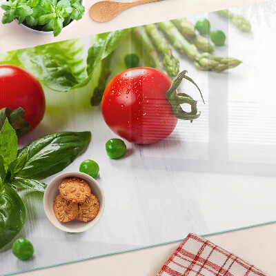 Schneidebrett Gemüse auf einer weißen Arbeitsplatte