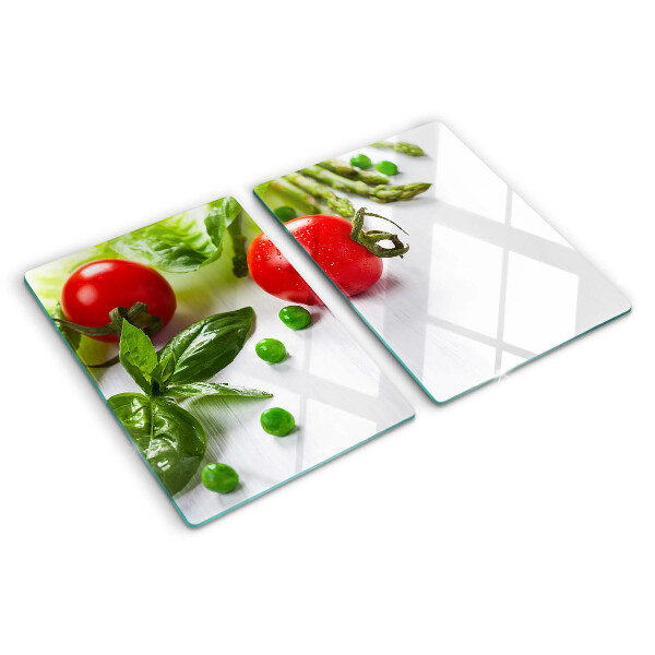 Schneidebrett Gemüse auf einer weißen Arbeitsplatte