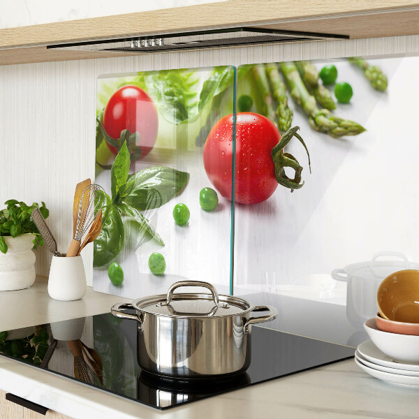 Schneidebrett Gemüse auf einer weißen Arbeitsplatte