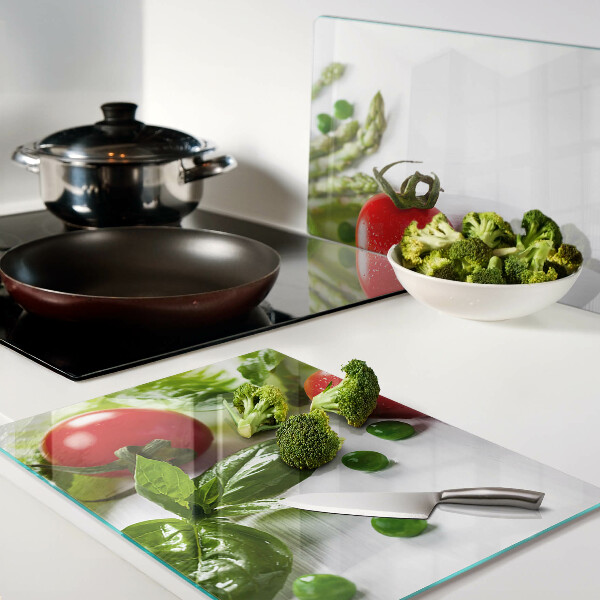 Schneidebrett Gemüse auf einer weißen Arbeitsplatte