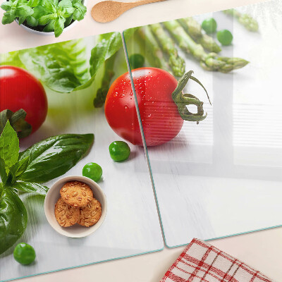 Schneidebrett Gemüse auf einer weißen Arbeitsplatte