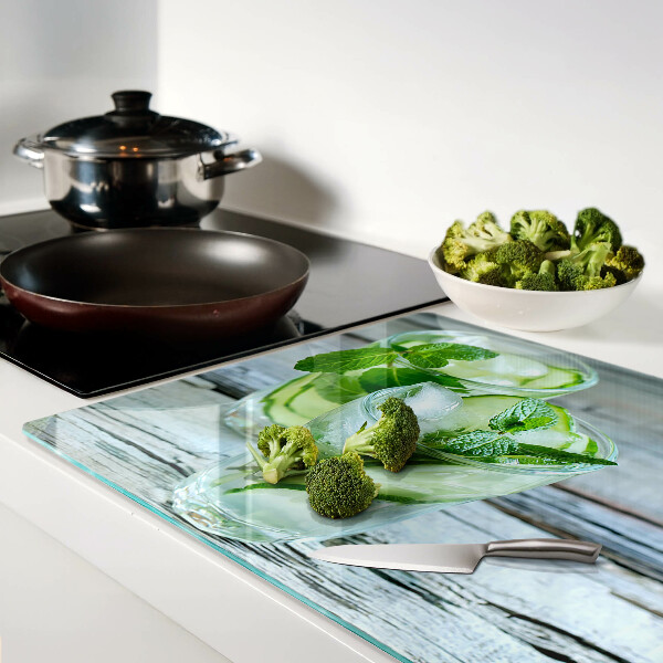 Schneidebrett Glas mit Cocktailrezepten für Getränke mit Minze und Gurke