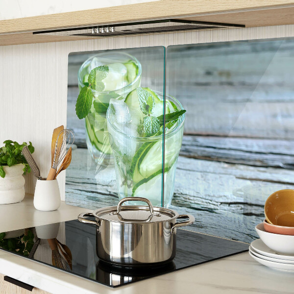 Schneidebrett Glas mit Cocktailrezepten für Getränke mit Minze und Gurke