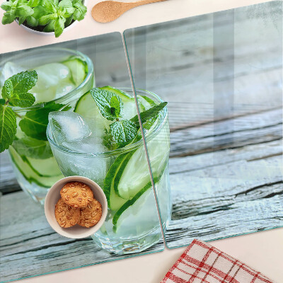 Schneidebrett Glas mit Cocktailrezepten für Getränke mit Minze und Gurke