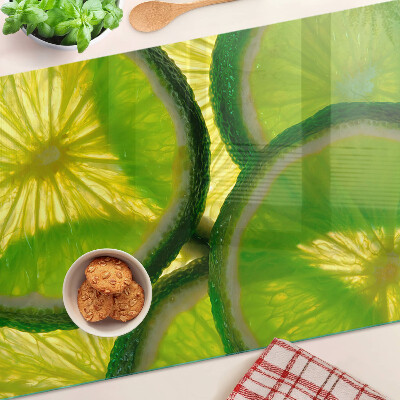 Schneidebrett Limettenscheiben auf grünem Hintergrund