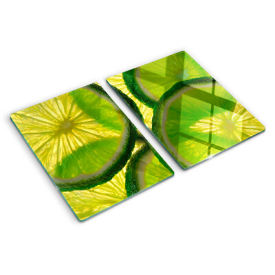 Schneidebrett Limettenscheiben auf grünem Hintergrund