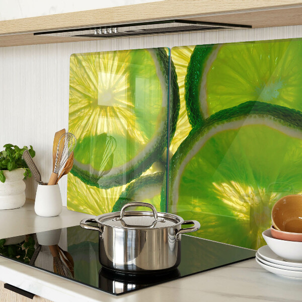 Schneidebrett Limettenscheiben auf grünem Hintergrund