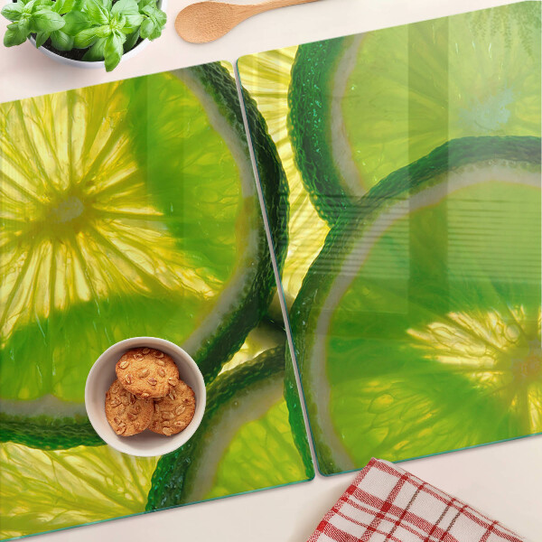 Schneidebrett Limettenscheiben auf grünem Hintergrund