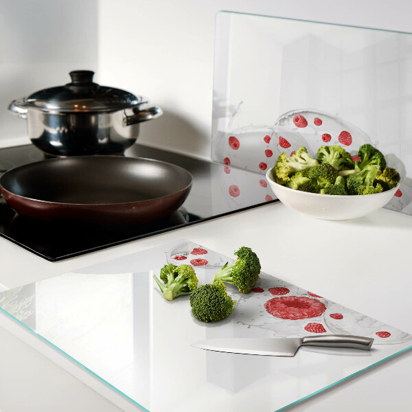 Schneidebrett Himbeerblasen in Wasser