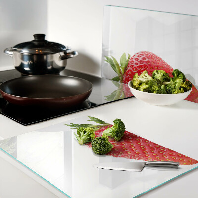 Glas-Schneidebrett mit Motiv aus Erdbeeren auf weißem Hintergrund