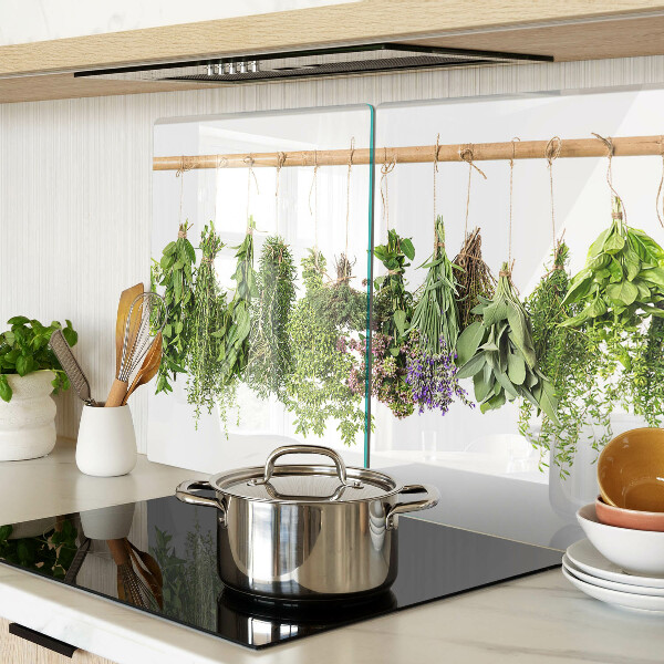 Schneidebrett Glas mit getrockneten Kräutern an einer Schnur