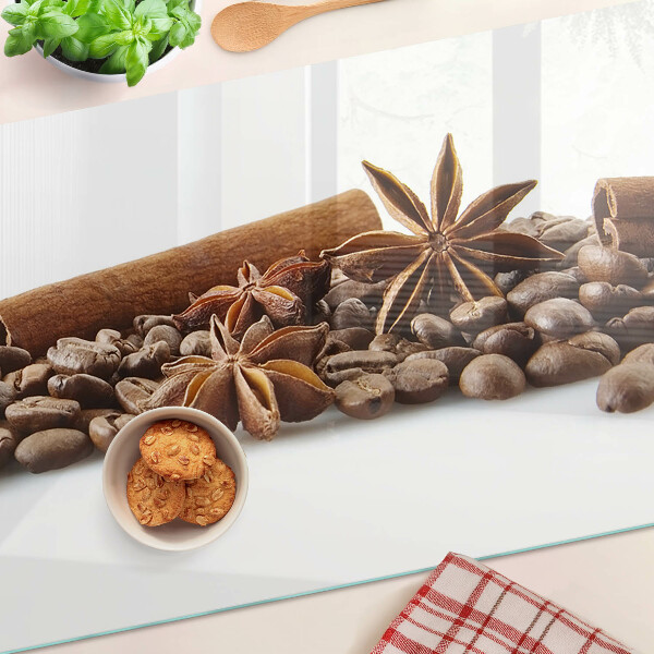 Glas schneidebrett mit Motiv aus Gewürzen und Kaffeebohnen