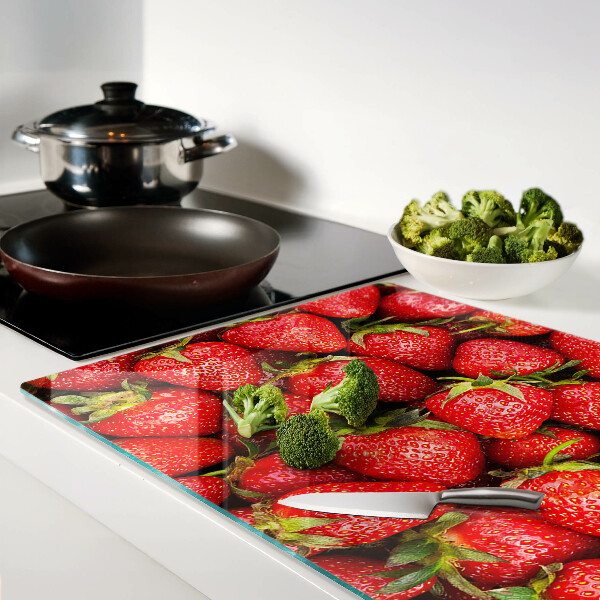 Schneidebrett Erdbeeren auf rotem Hintergrund