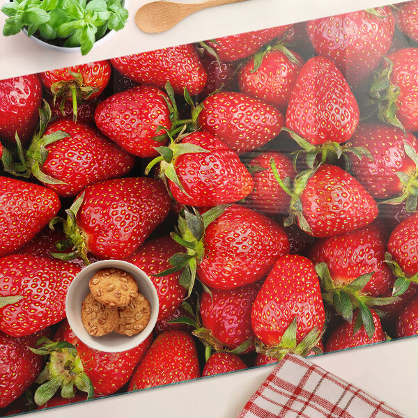 Schneidebrett Erdbeeren auf rotem Hintergrund