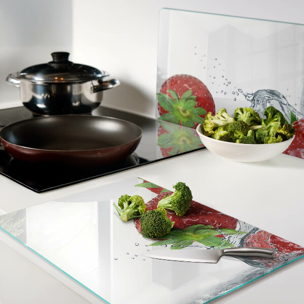 Glas schneidebrett Erdbeeren in Wasser