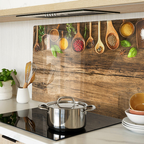 Schneidebrett Gewürze und Kräuter auf Holzgrund