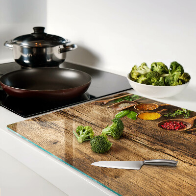 Schneidebrett Gewürze und Kräuter auf Holzgrund