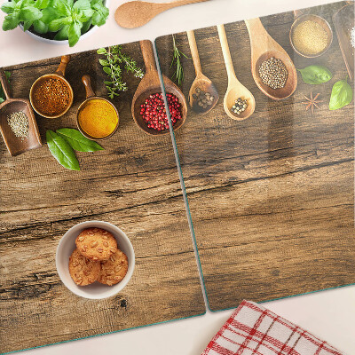 Schneidebrett Gewürze und Kräuter auf Holzgrund