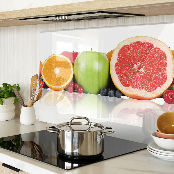 Schneidebrett mit Zitrusfrüchten in Pastellfarben