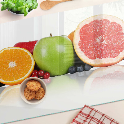 Schneidebrett mit Zitrusfrüchten in Pastellfarben