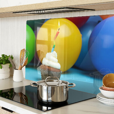 Schneidebrett mit Motiv eines Geburtstagscupcakes und bunten Luftballons