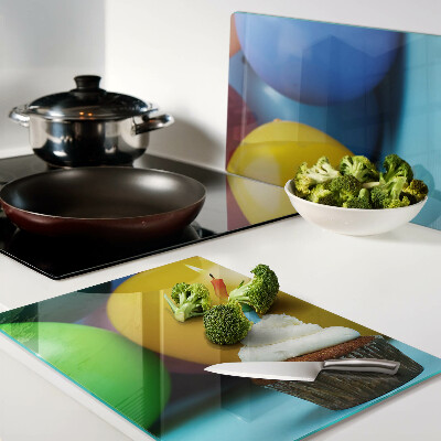 Schneidebrett mit Motiv eines Geburtstagscupcakes und bunten Luftballons