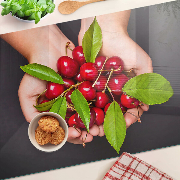 Schneidebrett glas Rote Kirschen in den Händen
