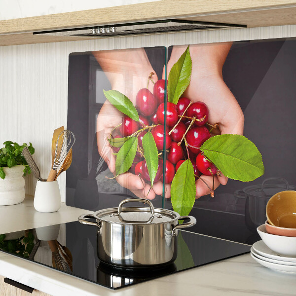 Schneidebrett glas Rote Kirschen in den Händen