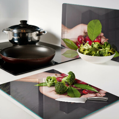 Schneidebrett glas Rote Kirschen in den Händen