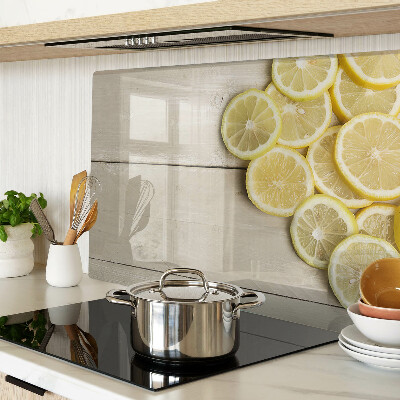 Schneidebrett mit Motiv aus Zitronenscheiben auf Holzgrund