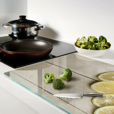 Schneidebrett Zitronenscheiben auf Holzgrund