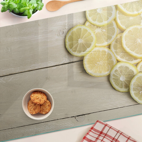 Schneidebrett Zitronenscheiben auf Holzgrund