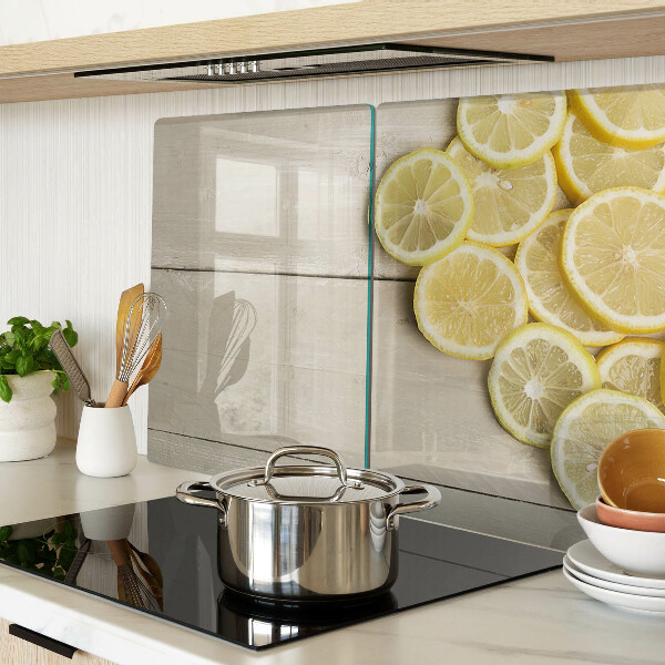 Schneidebrett mit Motiv aus Zitronenscheiben auf Holzgrund