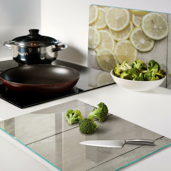 Schneidebrett mit Motiv aus Zitronenscheiben auf Holzgrund