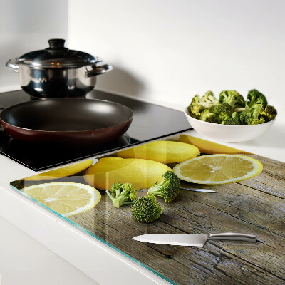 Schneidebrett Zitronen auf Holzgrund