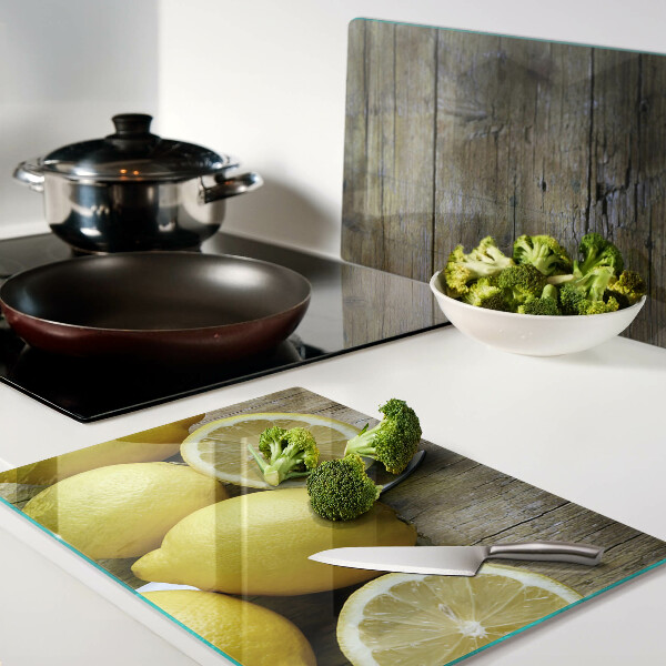 Schneidebrett Zitronen auf Holzgrund