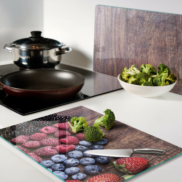 Schneidebrett glas Waldfrüchte auf Holzgrund