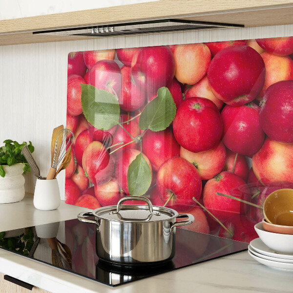 Schneidebrett mit Äpfeln in verschiedenen Farbtönen