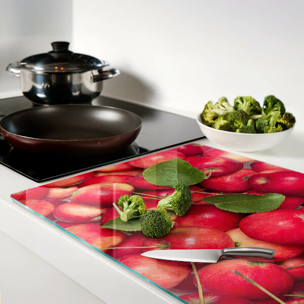 Schneidebrett mit Äpfeln in verschiedenen Farbtönen