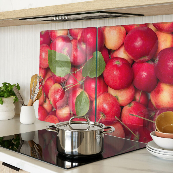 Schneidebrett mit Äpfeln in verschiedenen Farbtönen