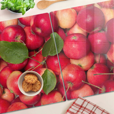 Schneidebrett mit Äpfeln in verschiedenen Farbtönen