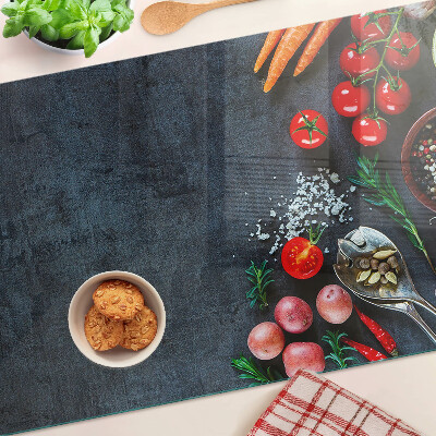 Glas schneidebrett Gemüse und Gewürze auf dunklem Hintergrund